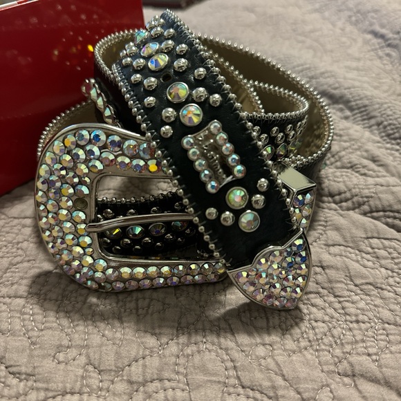 Simon belt Size:42 fits like a 38Has a broken crystal A Gem